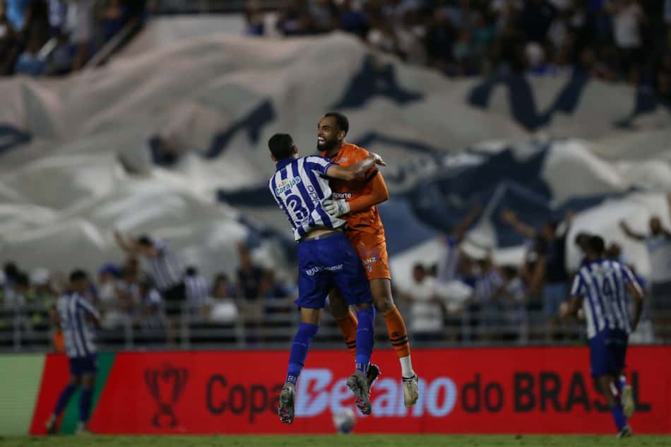 Brayan comemora seu gol em CSA x Grêmio, no Estádio Rei Pelé, pela Copa do Brasil 2025 (foto: Marlon Costa/AGIF).