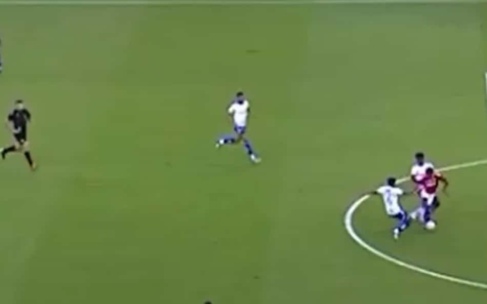 VAR concorda com expulsão de zagueiro do Cruzeiro