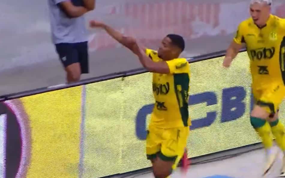 Iury Castilho, ex-Vitória, provoca o Bahia em comemoração e leva amarelo