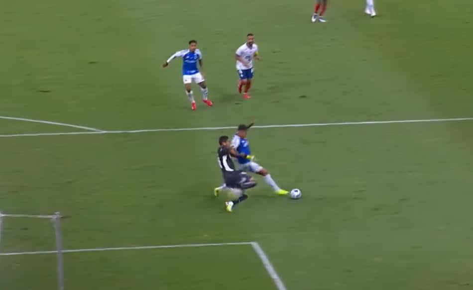 Ronaldo comete pênalti em Kaio Jorge Foto: Reprodução / Premiere