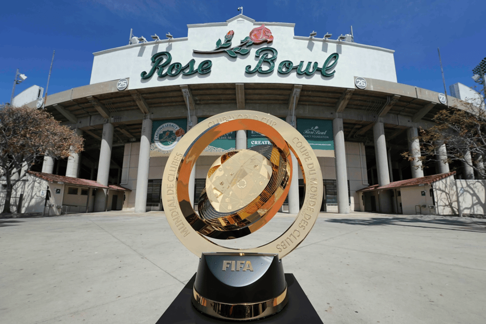 Troféu do Mundial de Clubes da Fifa é exposto no Rose Bowl Stadium (Foto: Reprodução)