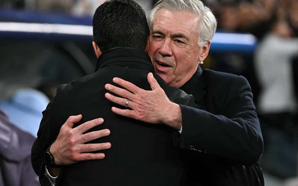 Carlo-Ancelotti-abraca-Mikel-Arteta-em-Real-Madrid-x-Arsenal-pela-Champions-League-scaled-aspect-ratio-512-320