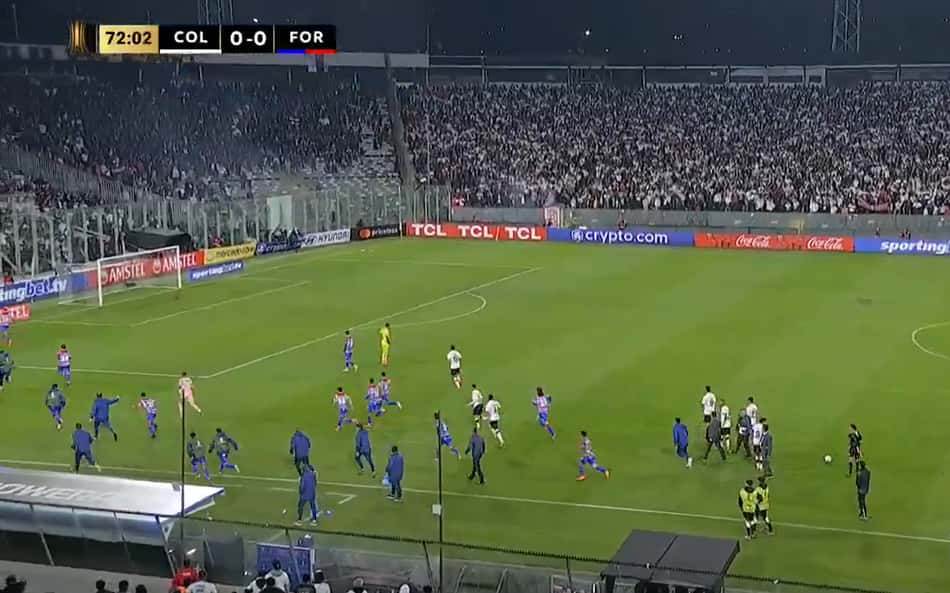 Jornalista mostra objeto de risco jogado em campo durante Colo-Colo x Fortaleza