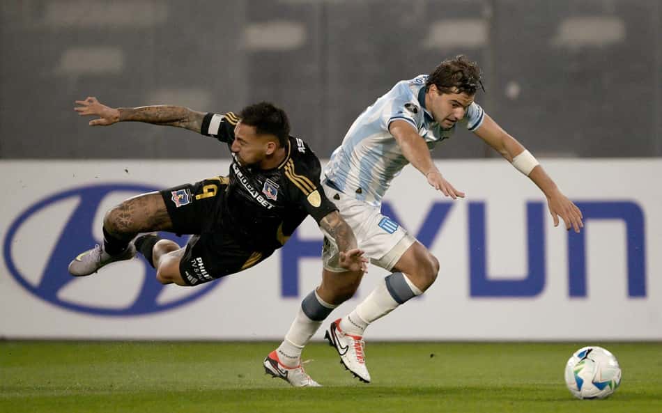 Sem torcida, Colo-Colo empata com Racing na Libertadores e homenageia torcedores