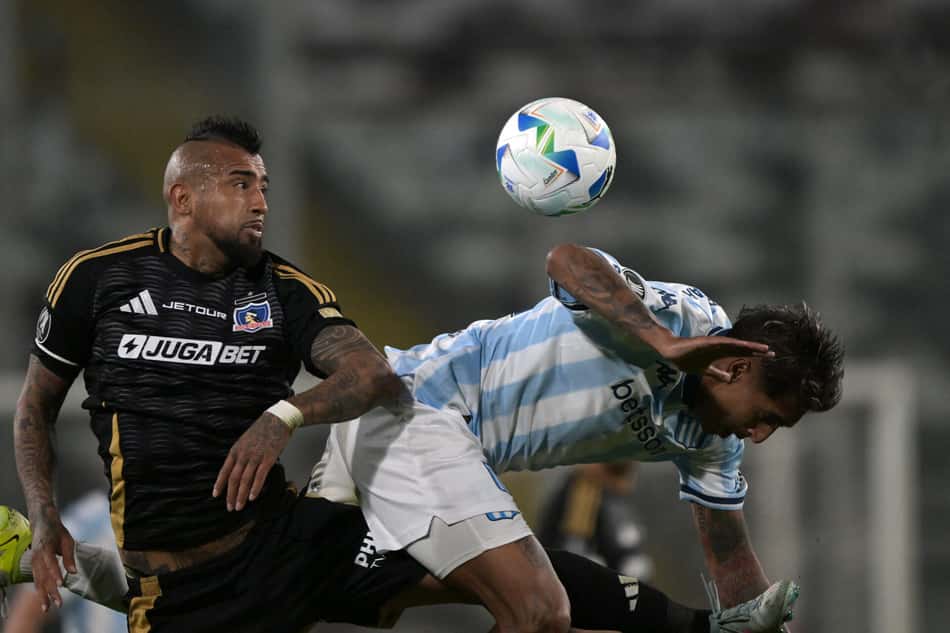 FBL-LIBERTADORES-COLOCOLO-RACING