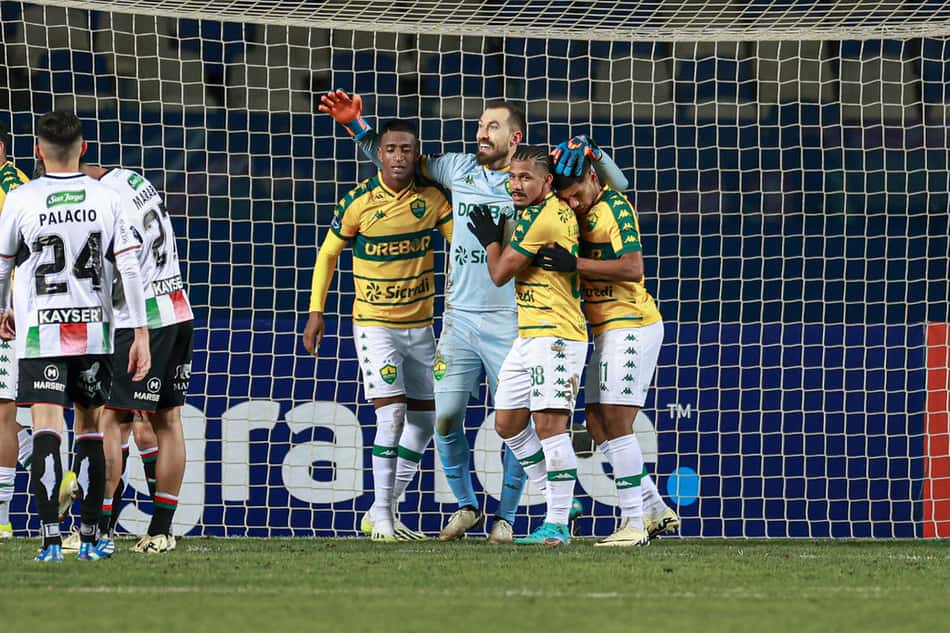 Jogadores do Cuiabá comemoram defesa de Walter pela Sul-Americana (Foto: reprodução/Cuiabá)
