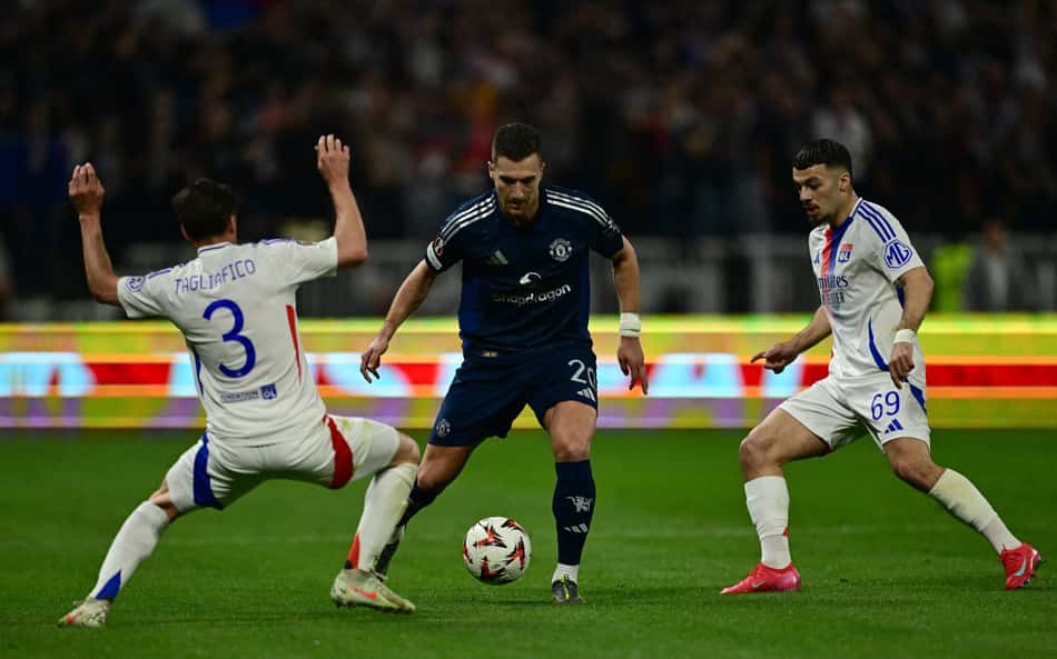 Dalot-e-marcado-por-Tagliafico-no-confronto-entre-Lyon-e-Manchester-United-pela-Europa-League-scaled-aspect-ratio-512-320