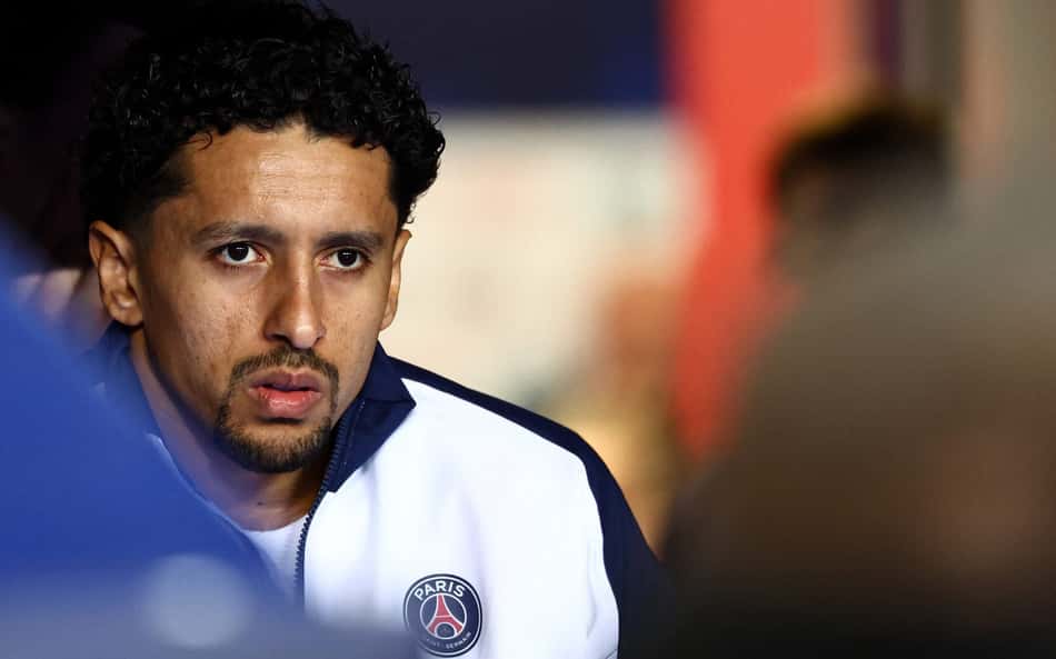 Defensor-do-PSG-Marquinhos-observa-jogo-da-final-da-Copa-da-Franca-scaled-aspect-ratio-512-320