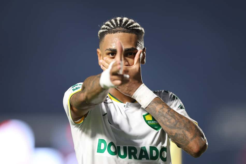 Derik Lacerda comemora seu gol pelo Cuiabá no Brasileirão Série B