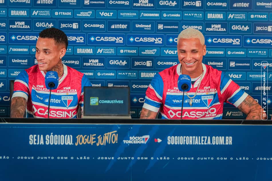 Deyverson e Allanzinho em apresentação no Fortaleza (Foto: Mateus Lotif)