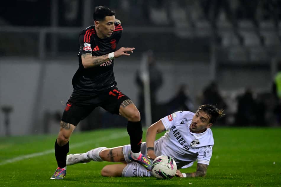 Di María deixa defensor para trás em Benfica x Vitória de Guimarães