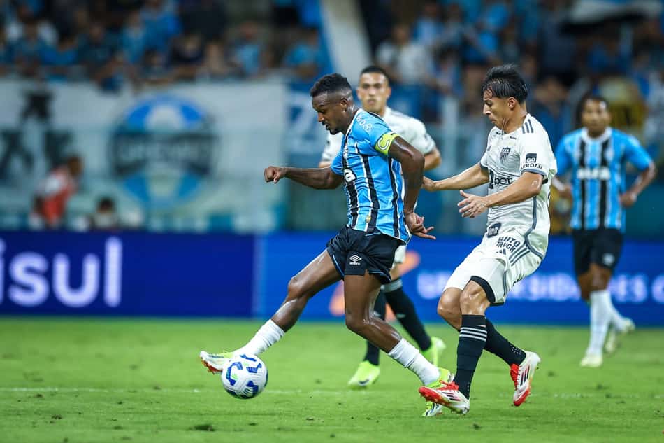 Edenílson foi o capitão do Grêmio na vitória sobre o Atlético-MG. (Foto: Lucas Uebel/Grêmio FBPA)