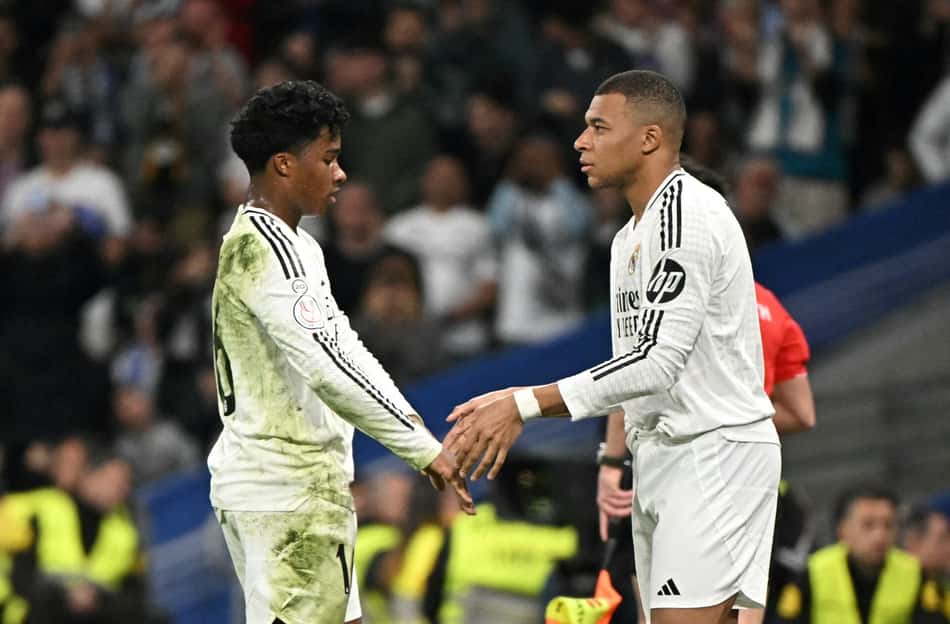 Endrick é substituído para a entrada de Mbappé no jogo entre Real Madrid e Real Sociedad
