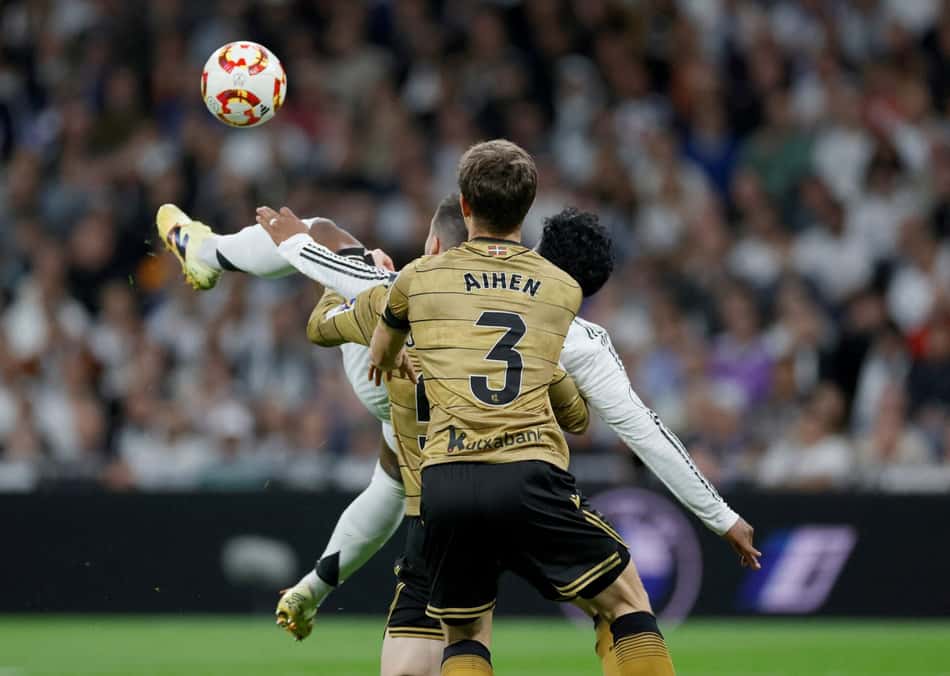 Endrick finaliza de bicicleta no confronto entre Real Madrid e Real Sociedad, pela Copa do Rei