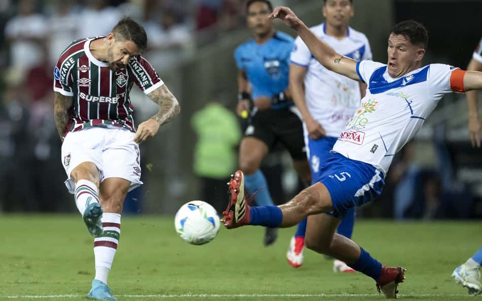 Everaldo comenta golaços em goleada do Fluminense: 'Estava me cobrando'