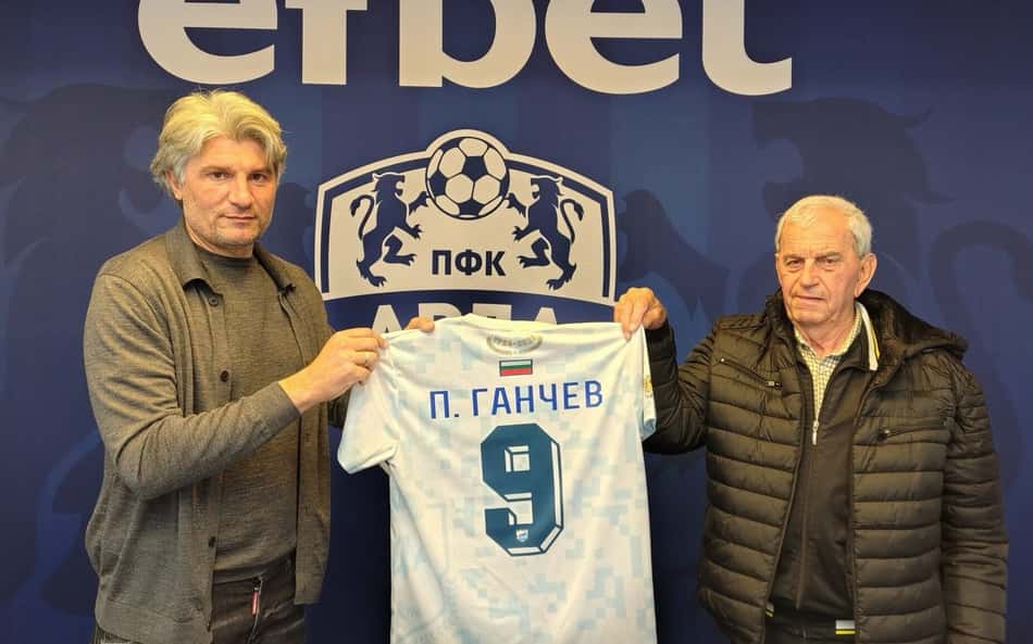 Ex-jogador 'volta da morte' e é homenageado por clube europeu