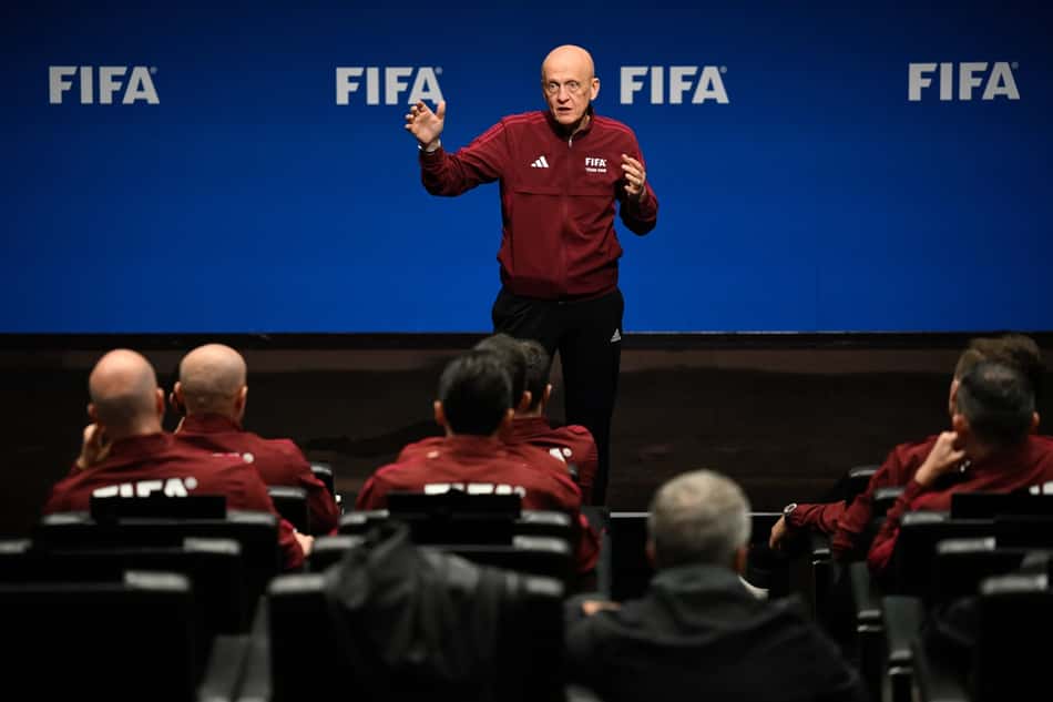 Pierlugi Collina apresenta seminário para árbitros da Fifa (Foto: Fifa/divulgação)