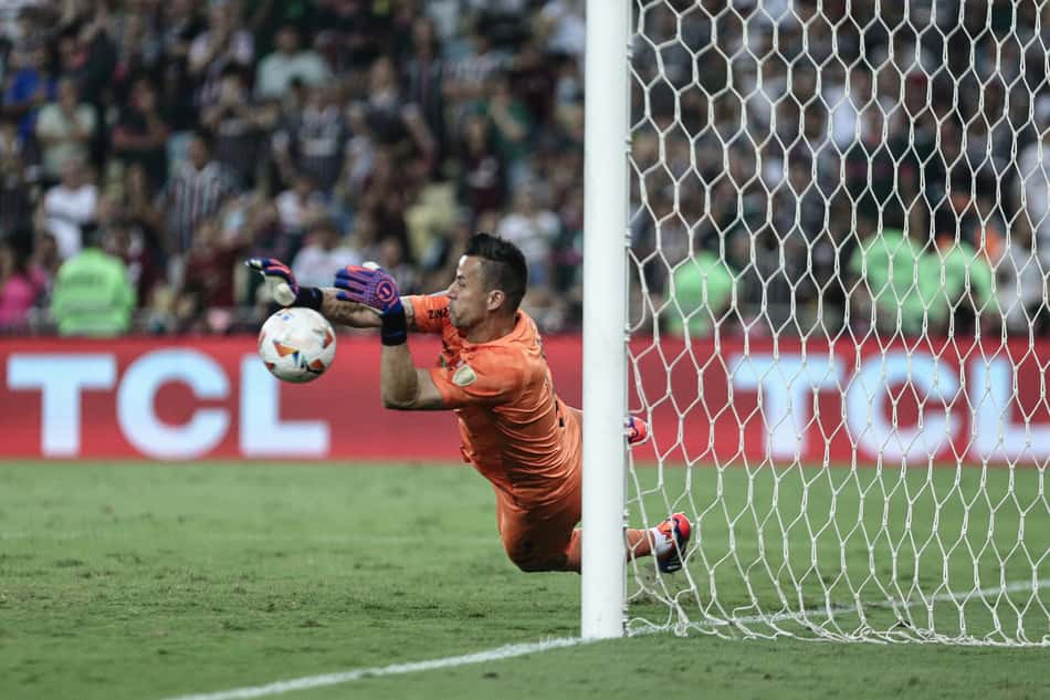 Fabio defendendo pênalti pelo Fluminense (Foto: Marcelo Gonçalves/FFC)