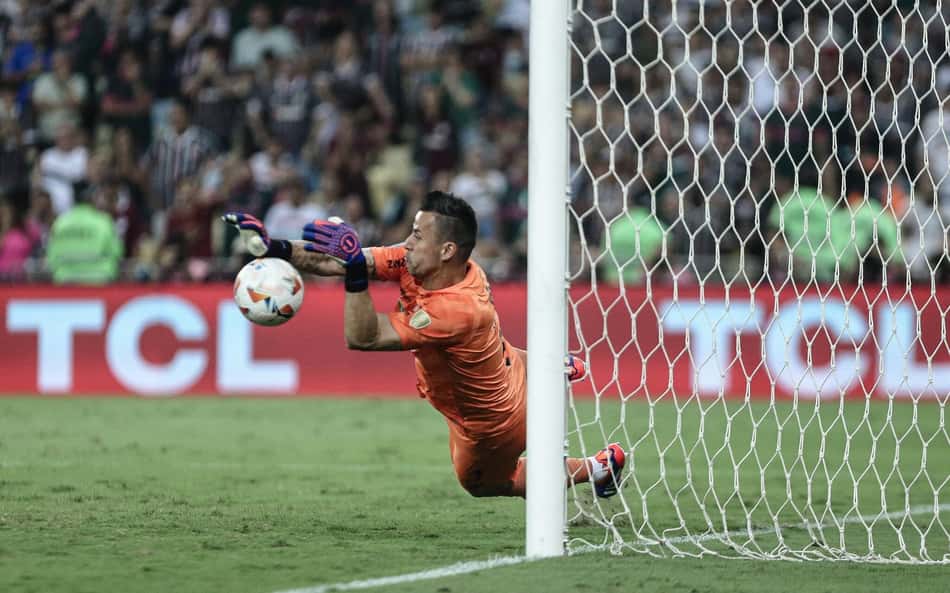 Fábio lidera em 'gols evitados' entre goleiros da Série A desde que chegou ao Fluminense