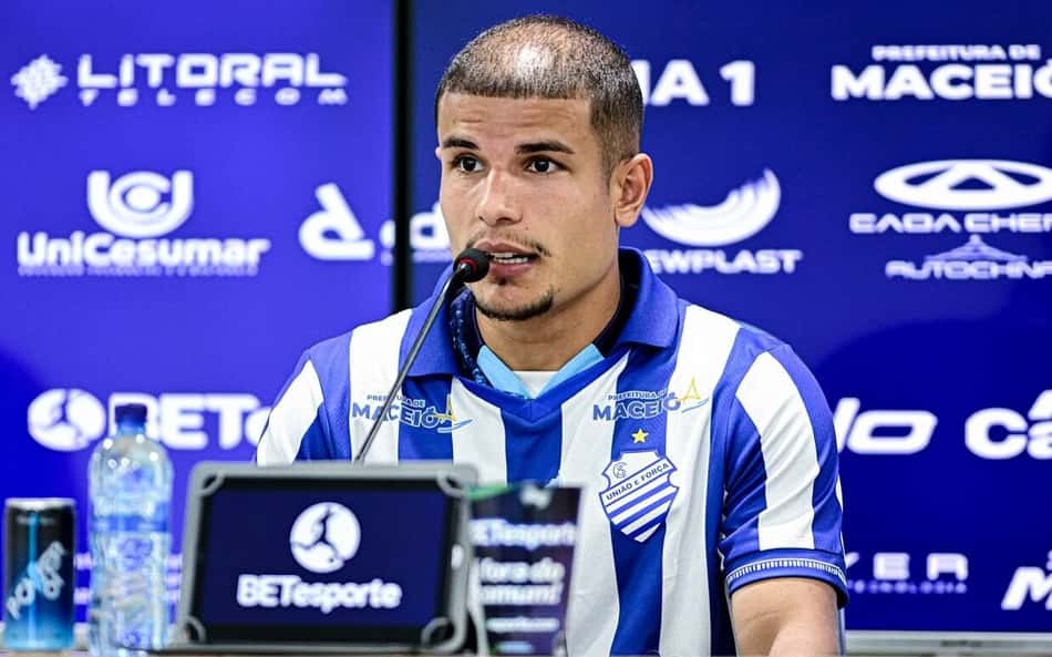 Ex-Grêmio, lateral do CSA prega respeito apesar do mau momento tricolor: 'clube copeiro'
