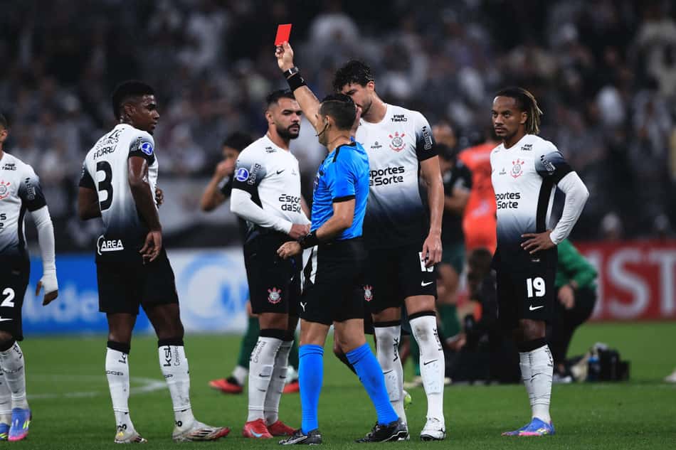 Félix Torres jogador do Corinthians recebe cartão vermelho