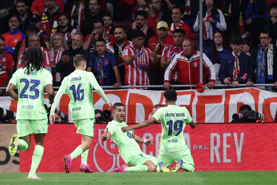 Ferran Torres comemora gol marcado pelo Barcelona sobre o Atlético de Madrid, pela semifinal da Copa do Rei