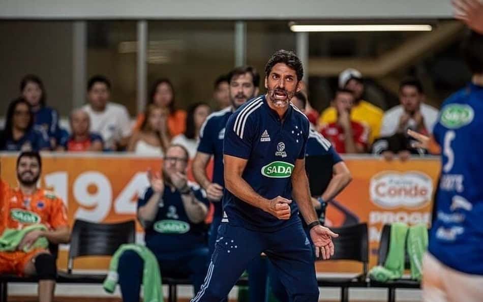 Técnico do Cruzeiro volta a palco que marcou título épico da Superliga como jogador