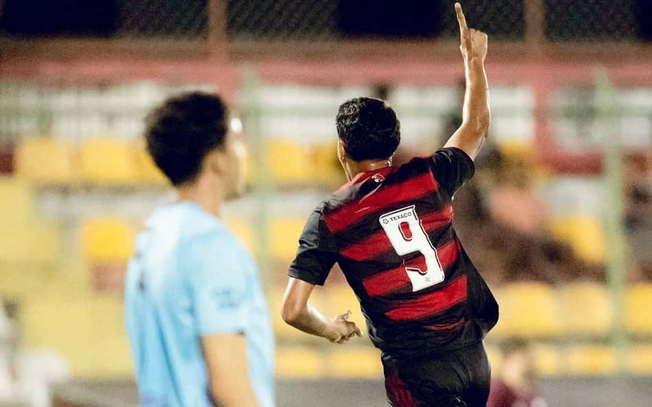 Flamengo vence o Fluminense e deixa lanterna do Brasileirão sub-20