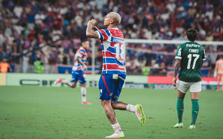 Deyverson defende Lucero em derrota do Fortaleza para o Palmeiras