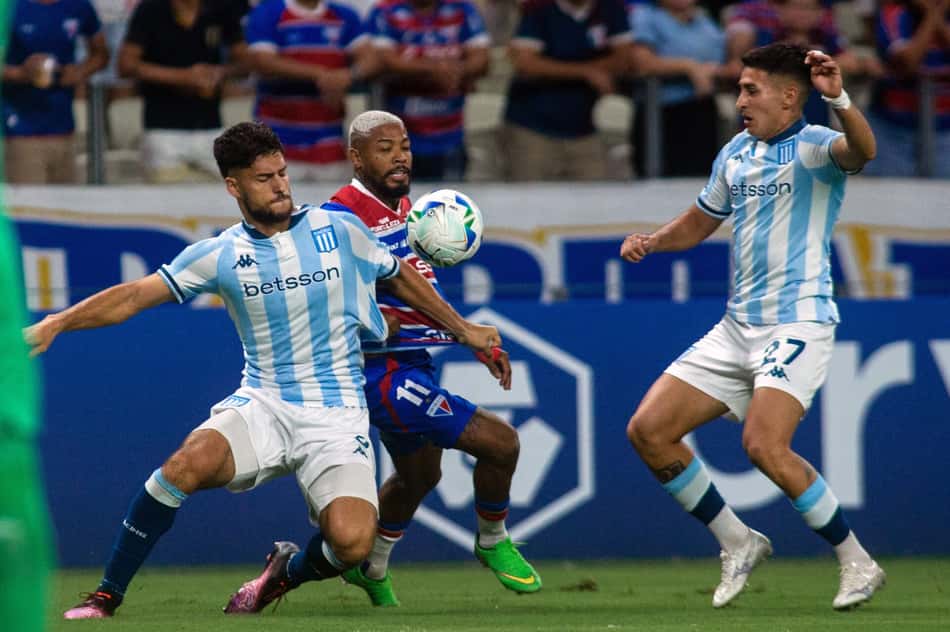 Marinho entre Marco Di Cesare e Gabriel Rojas em Fortaleza x Racing. (foto: Thiago Gadelha / AFP)