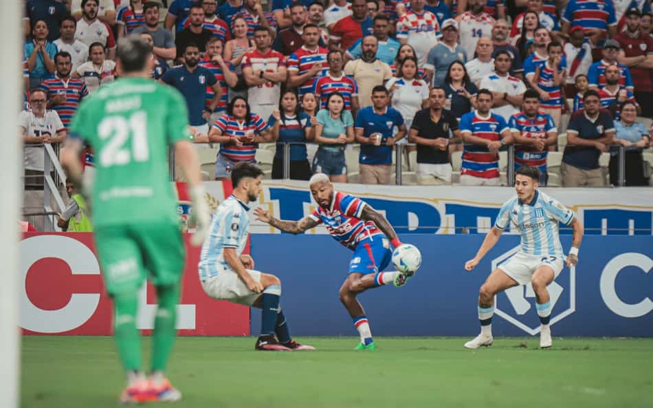 Fortaleza leva 2º maior número de finalizações em um jogo internacional