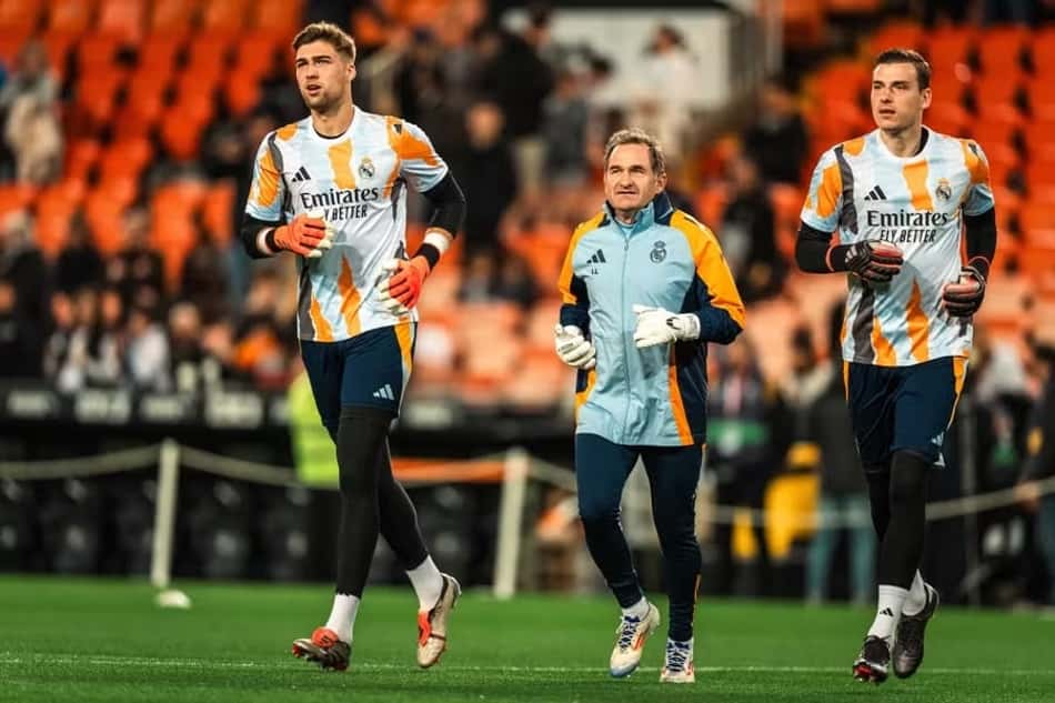 Fran González, à esquerda, e Lunin, à direita, no aquecimento do Real Madrid