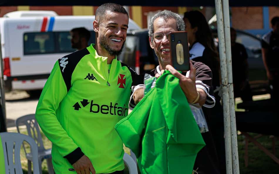Vasco finaliza preparação para estreia na Sul-Americana com fãs locais; veja provável escalação