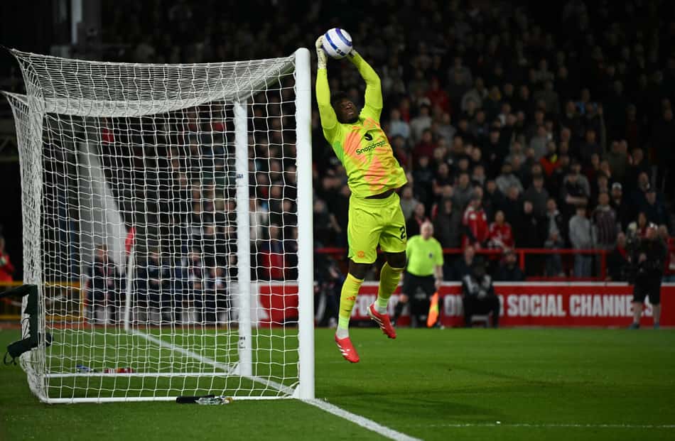 Goleiro do Manchester United, Onana faz defesa em jogo contra o Nottingham Forest