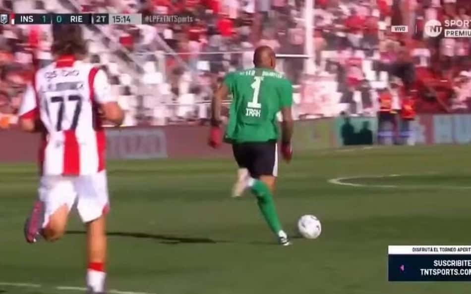 Goleiro de time argentino se enrola ao sair jogando com os pés e sofre gol bizarro; veja