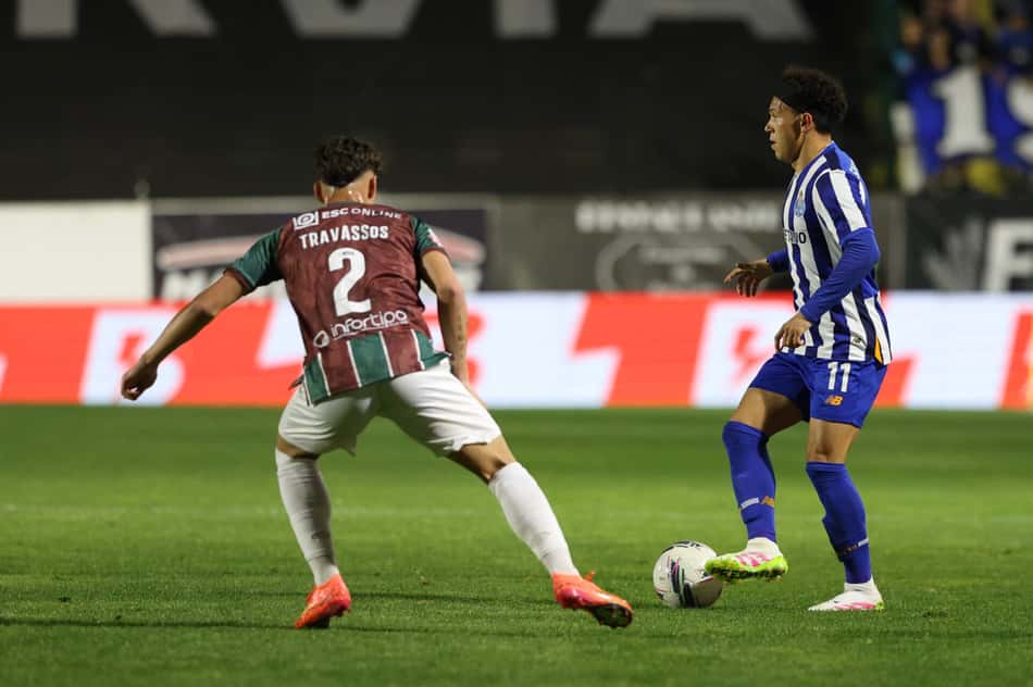 Pepê com o domínio da bola em Estrela Amadora x Porto