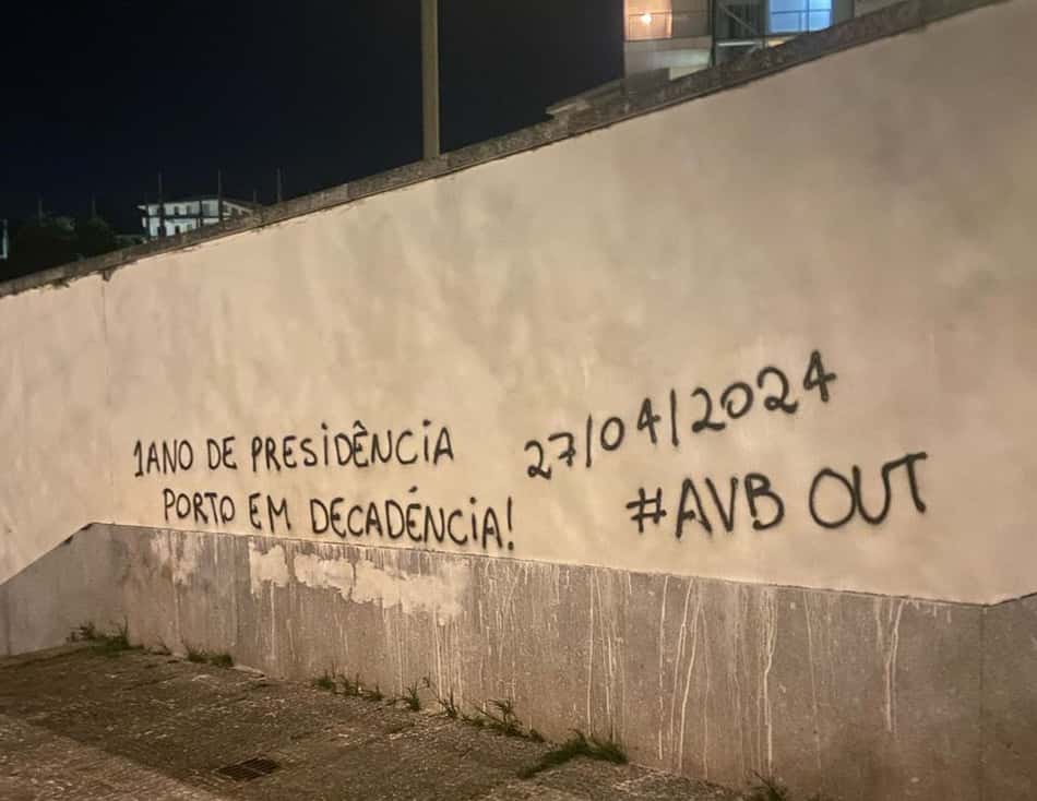Muro do estádio do Porto pixado por torcedores