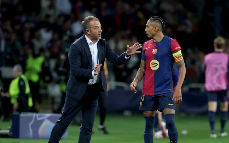 Hansi-Flick-e-Raphinha-conversam-durante-a-vitoria-do-Barcelona-sobre-o-Bayern-de-Munique-pela-Champions-League-scaled-aspect-ratio-512-320