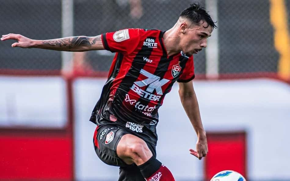 Regularidade, entrega e liderança: Claudinho mantém destaque com a camisa do Vitória
