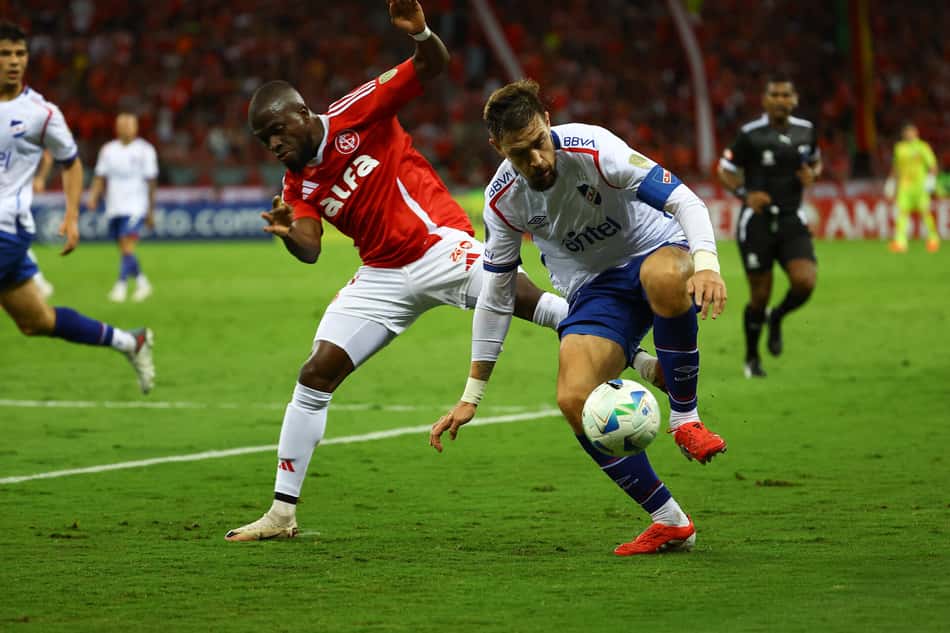 Sebastian Coates e Enner Valencia em Internacional x Nacional-URU, no Beira-Rio. (foto: SILVIO AVILA / AFP)