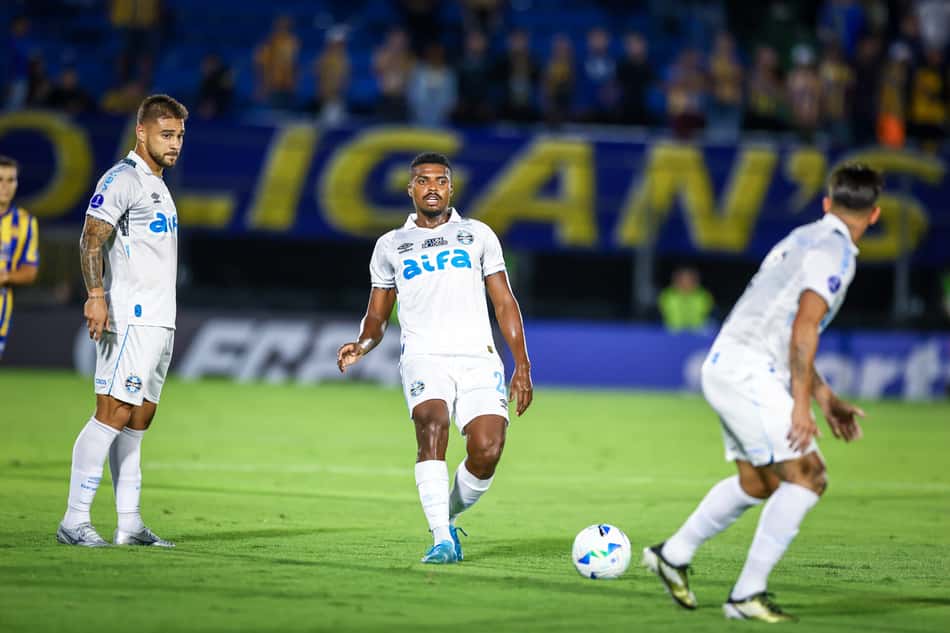 Jemerson dá passe na vitória do Grêmio sobre o Sportivo Luqueño. (Foto: Lucas Uebel/Grêmio FBPA)