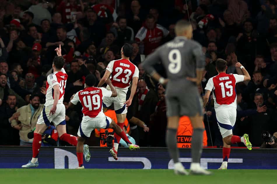 Jogadores do Arsenal comemoram gol contra o Real Madrid, em jogo válido pela Champions League
