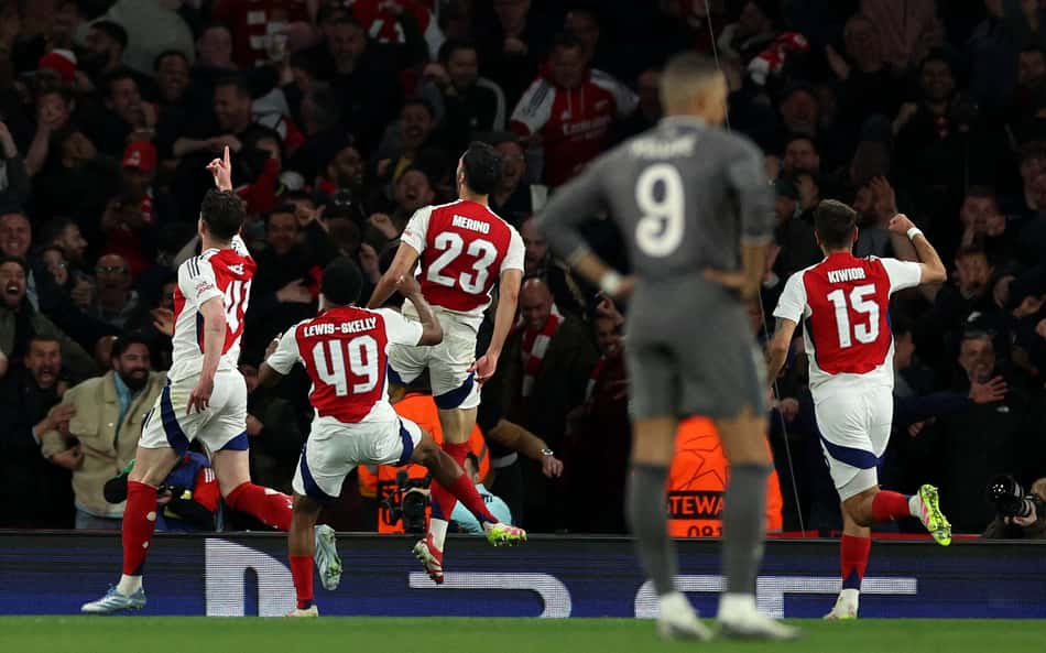Jogadores-do-Arsenal-comemoram-gol-contra-o-Real-Madrid-em-jogo-valido-pela-Champions-League-aspect-ratio-512-320