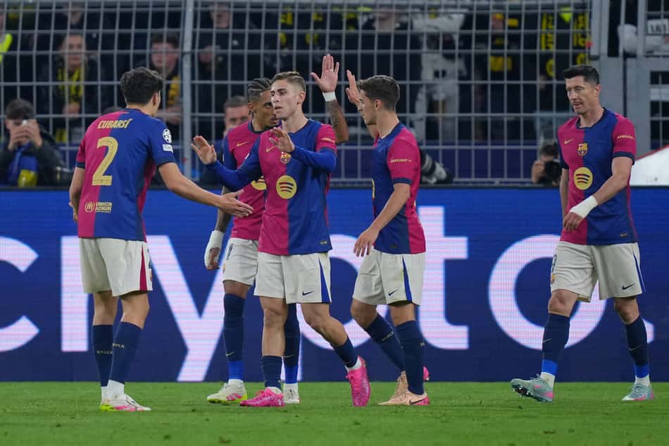Jogadores do Barcelona comemoram gol marcado sobre o Dortmund na Champions League
