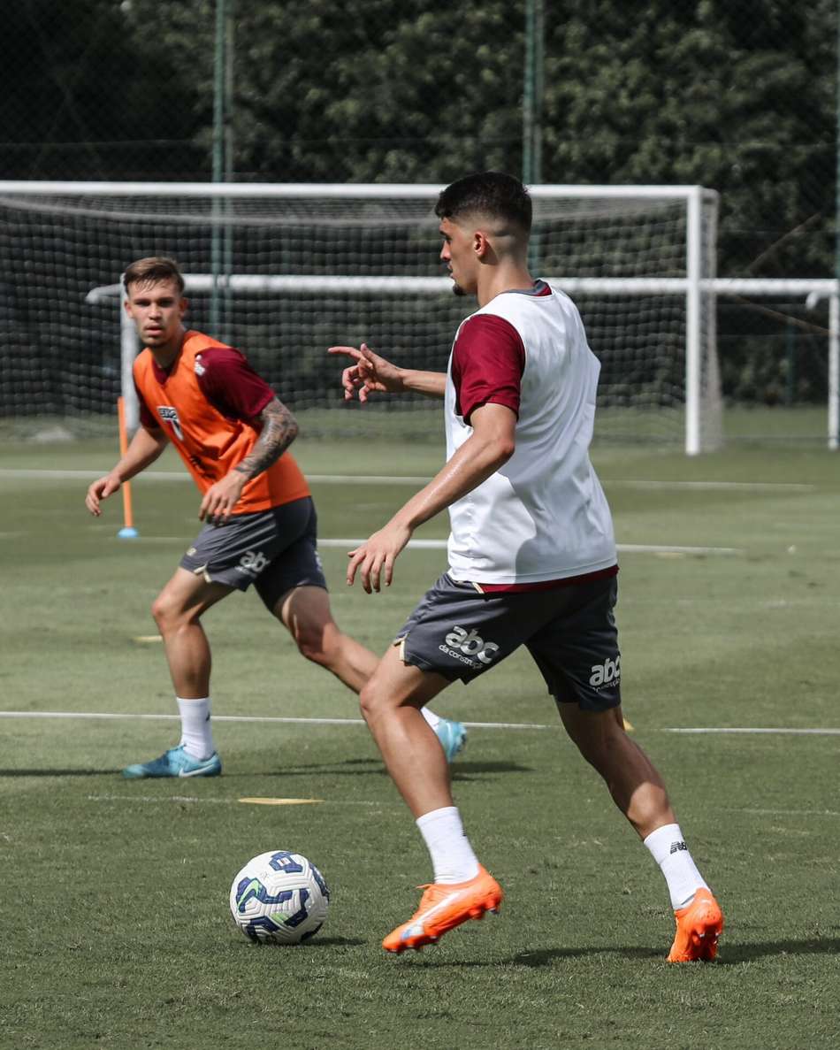 Jogadores do São Paulo treinando no CT da Barra Funda