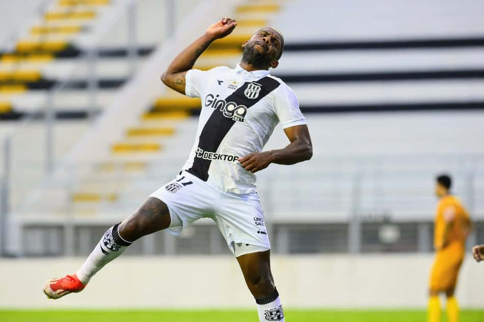 Jonas Toró comemora seu gol pela Ponte Preta