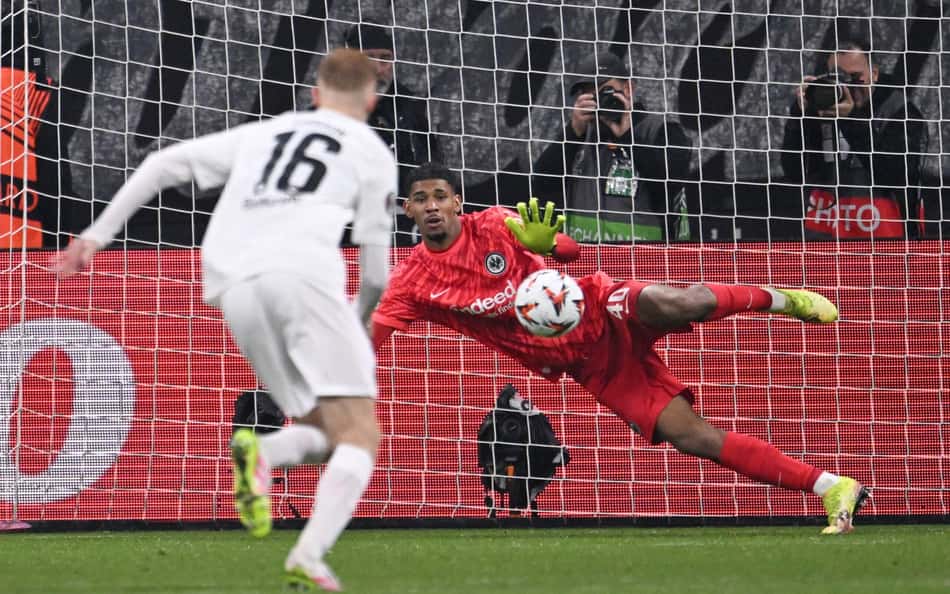 Com falha de ex-Flamengo, Frankfurt cai para o Tottenham na Europa League