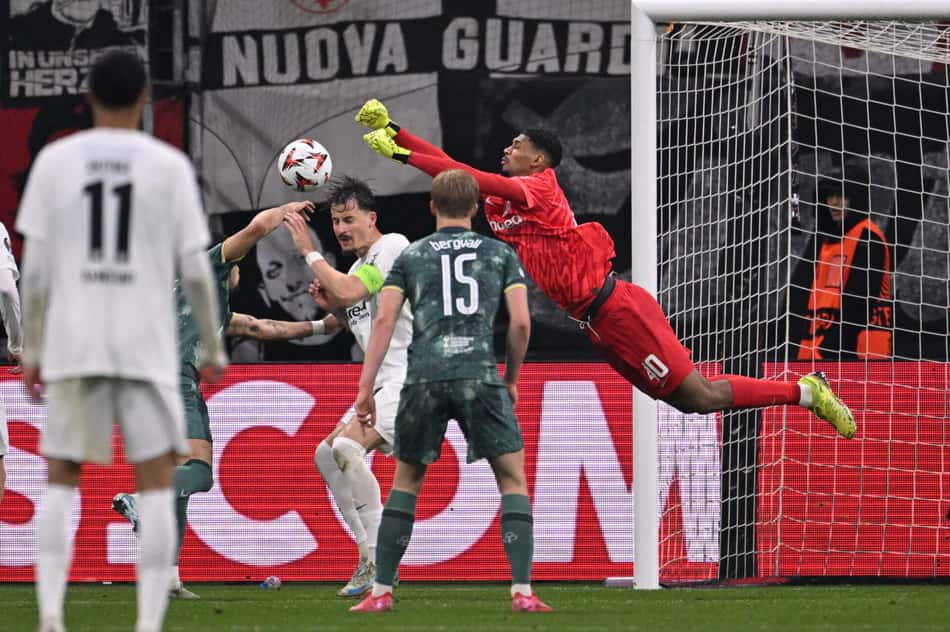 Kauã Santos, ex-Flamengo, em ação pelo Frankfurt contra o Tottenham, pela Liga Europa (Foto: Kirill Kudryavtsev/AFP)