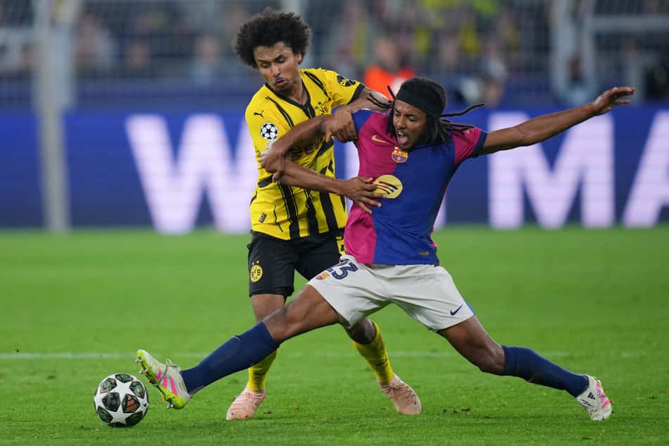 Koundé disputa a bola com Adeyemi em Dortmund x Barcelona, pela Champions League