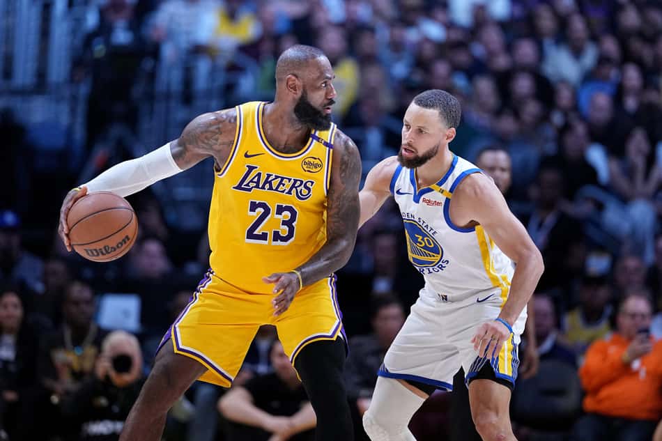 Stephen Curry e LeBron James em jogo entre Warriors e Lakers na NBA (Foto: Michael Owens / AFP)